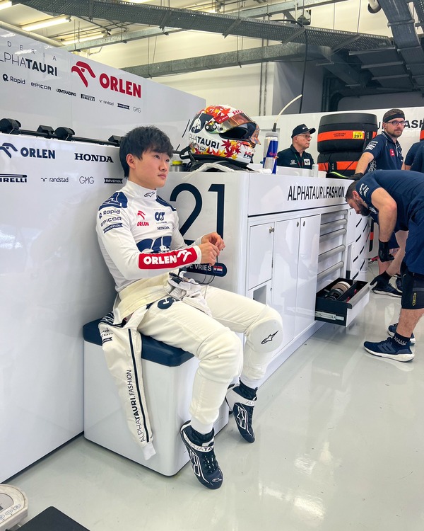 角田裕毅の2023年F1レーシングスーツとF1レーシングブーツ