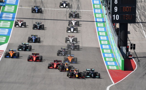 2021年F1アメリカGP スタートでのハミルトンとフェルスタッペンのバトル