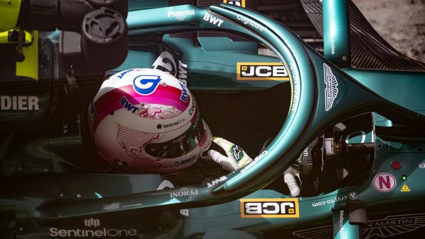 セバスチャン・ベッテル（アストンマーティン）2021年F1ヘルメット