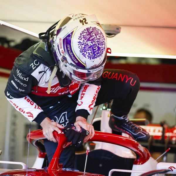 周冠宇 2022年F1ヘルメット