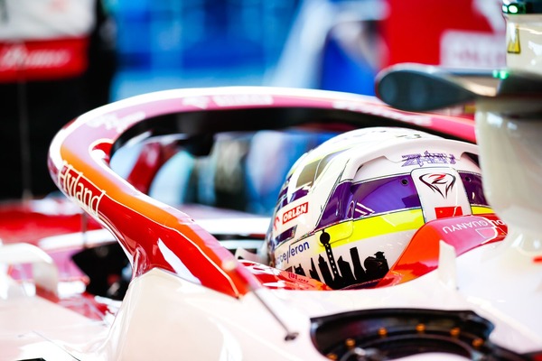 周冠宇 2022年F1ヘルメット