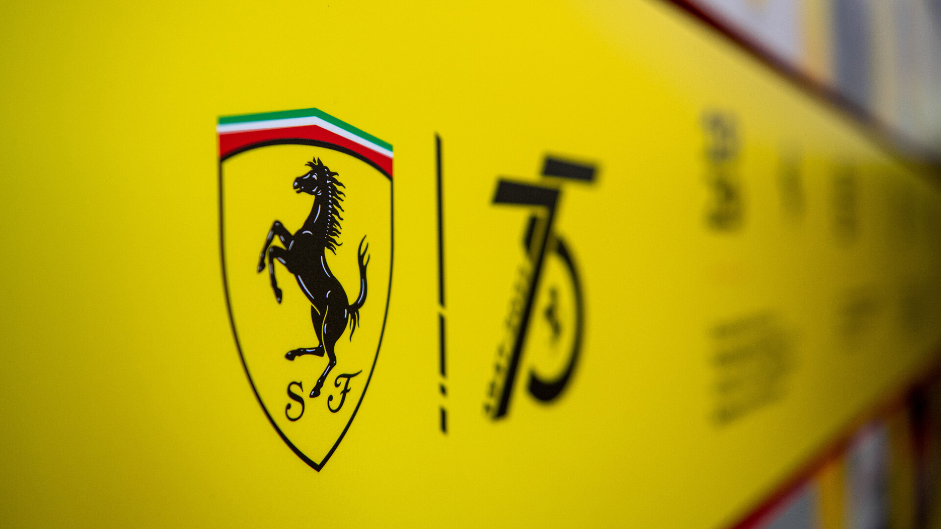 カルロス・サインツ、イタリア仕様のヘルメット : F1通信jp