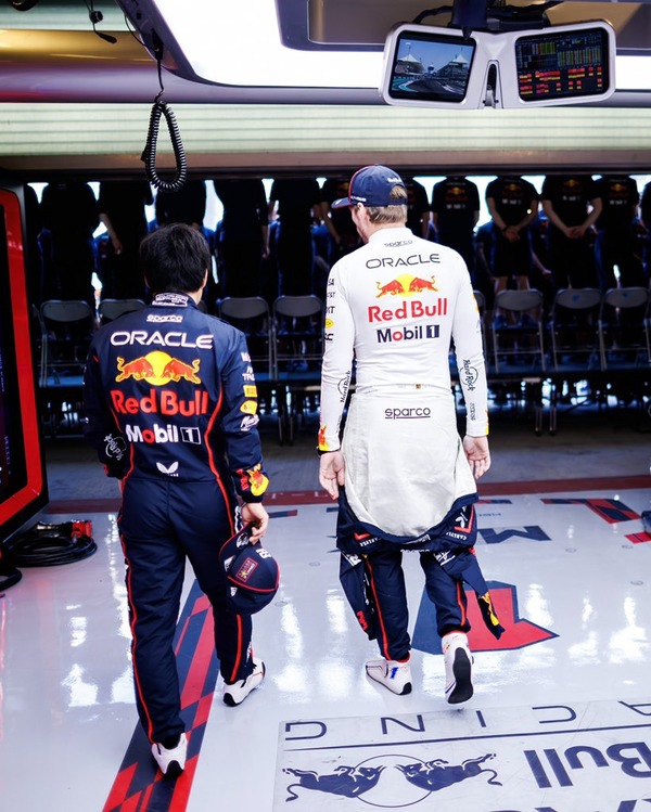 レッドブルの集合写真に向かうマックス・フェルスタッペンと角田裕毅：2025年F1アブダビGP
