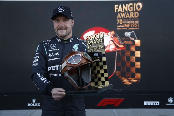 ヴァルテリ・ボタス、サー・ジャッキー・スチュワートから、ファン・マヌエル・ファンジオ のヘルメットを模したポール・ポジション・トロフィを授与された:2021年F1メキシコGP予選