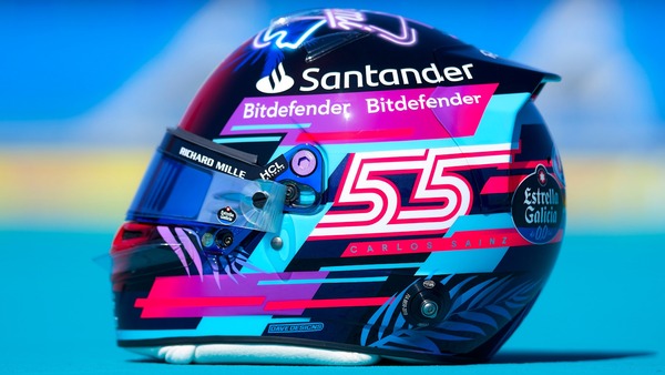 カルロス・サインツ、マイアミ仕様のヘルメット:2023年F1マイアミGP