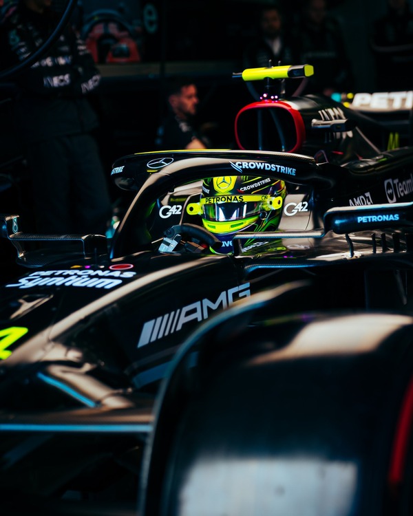 ルイス・ハミルトン 2023年F1ヘルメット（BELL製ヘルメット）
