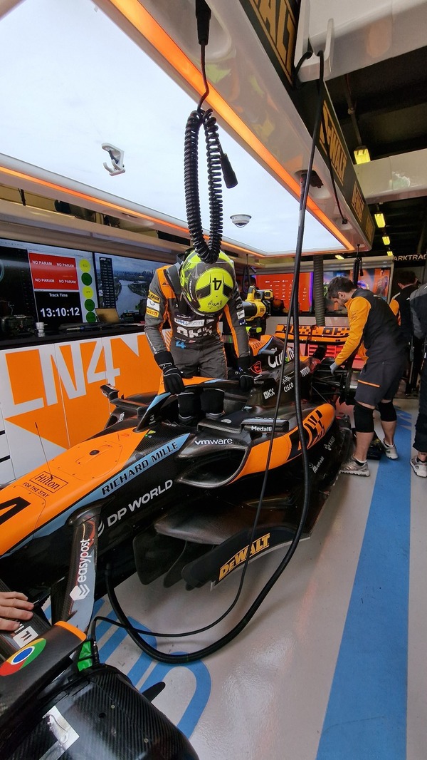 ランド・ノリス 2023年F1ヘルメット(BELL製ヘルメット)