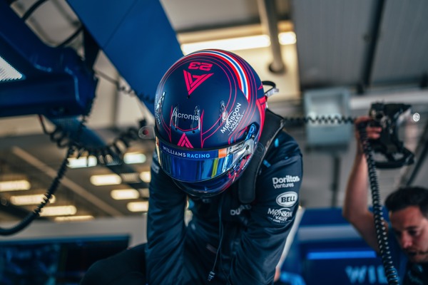アレックス・アルボンの2023年F1ヘルメット（BELL製ヘルメット）