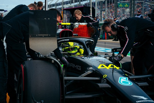 ルイス・ハミルトン 2023年F1ヘルメット（BELL製ヘルメット）