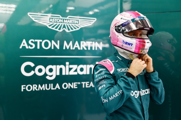 セバスチャン・ベッテル（アストンマーティン）2021年F1ヘルメット
