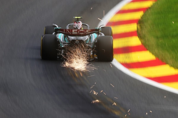 メルセデスW15、オー・ルージュを火花を散らして駆けていく：2024年F1ベルギーGP