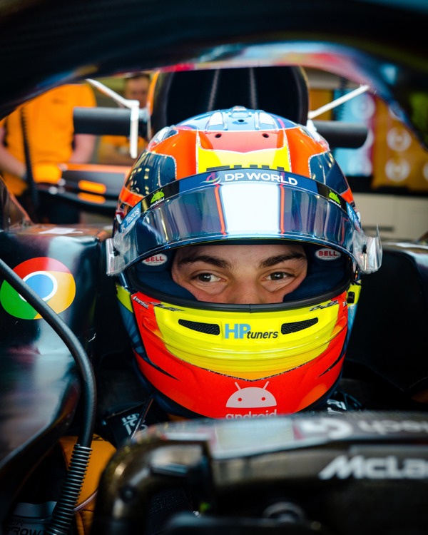 オスカー・ピアストリ 2023年F1ヘルメット（BELL製ヘルメット）