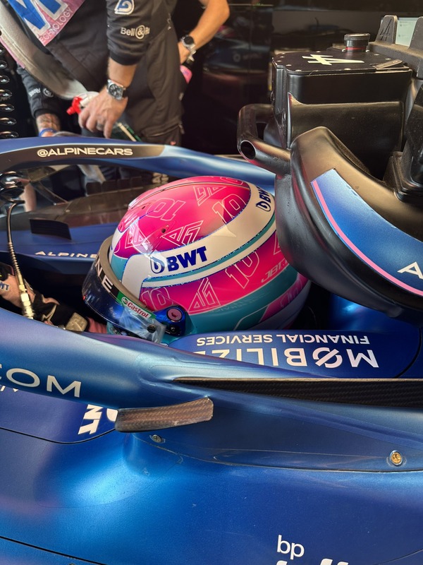 ピエール・ガスリー、マイアミ仕様のヘルメット：2023年F1マイアミGP