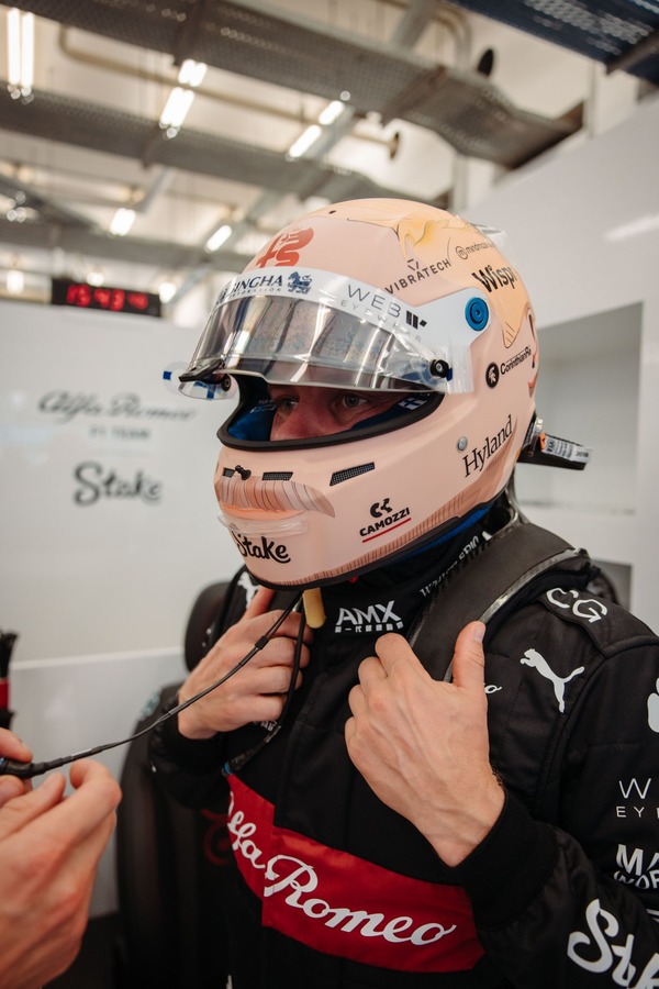 バルテリ・ボッタスのヘルメット：2023年F1バーレーンテスト仕様（Stilo（スティーロ）製ヘルメット）