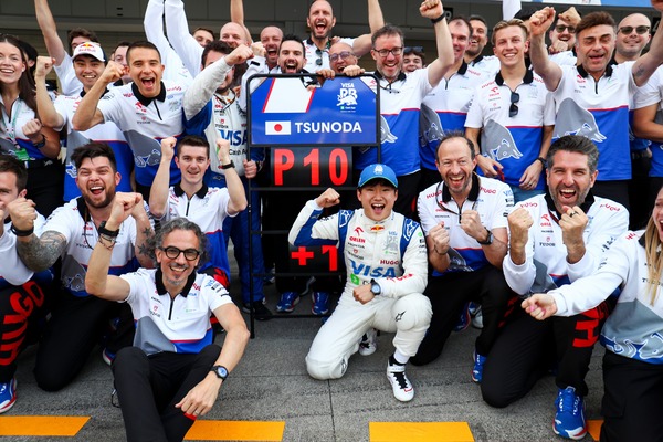 角田裕毅とRBチームスタッフ:2024年F1日本GP