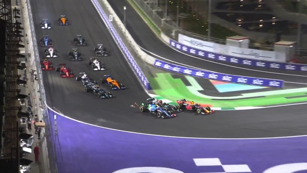 リスタートでトップ争いのフェルスタッペン、ハミルトン、オコン:2021年F1サウジアラビアGP