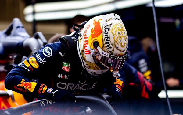 マックス・フェルスタッペン 2022年F1ヘルメット写真