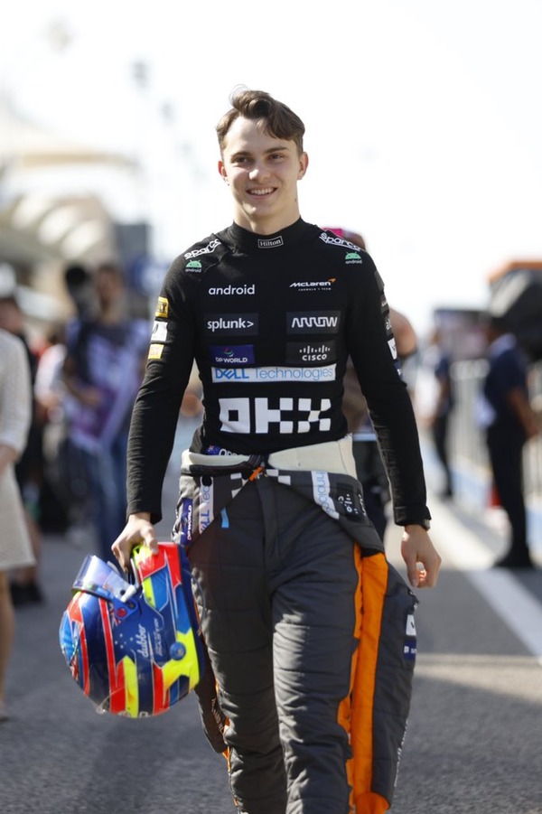 オスカー・ピアストリ 2023年F1ヘルメット（BELL製ヘルメット）