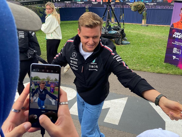 今シーズンのミック・シューマッハは、パドックでメルセデスのユニフォームを着用している：2023年F1オーストラリアGP