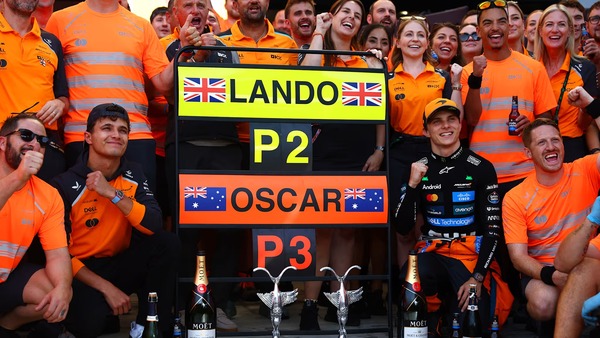 2位ノリス、3位ピアストリをスタッフと祝い記念写真撮影：2025年F1イタリアGP