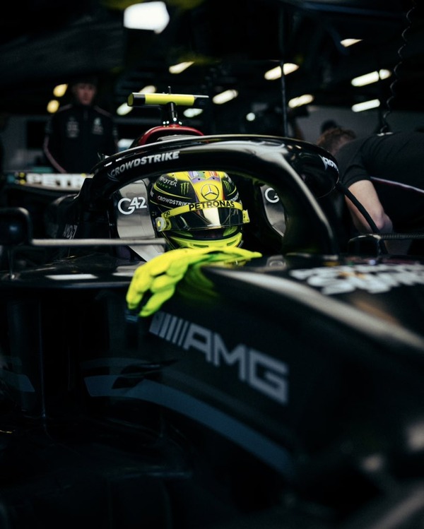 ルイス・ハミルトン 2023年F1ヘルメット（BELL製ヘルメット）