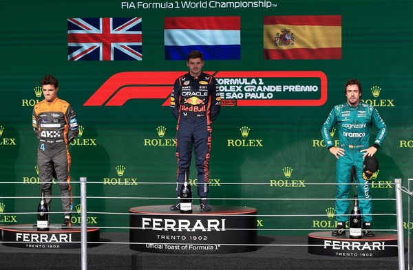 ノリス、フェルスタッペン、アロンソ:2023年F1サンパウロGP表彰式