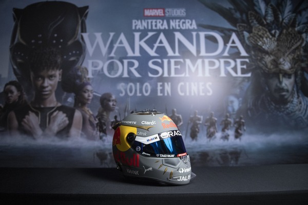 セルジオ・ペレス（レッドブル）2022年F1サンパウロGP用のヘルメットデザイン「ブラックパンサー」