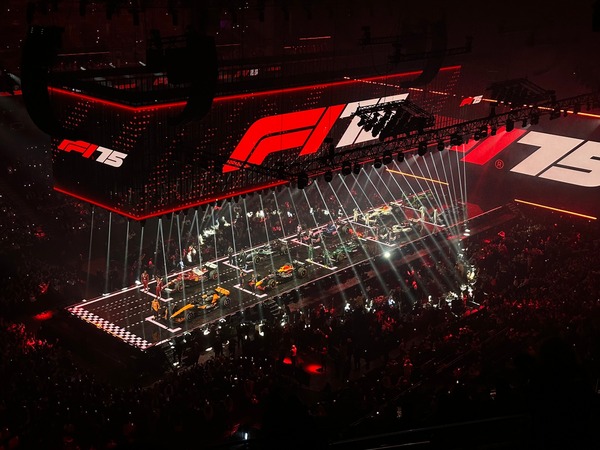 F1 75 Live - 全チーム参加のローンチイベント:ラストは全チームがステージに