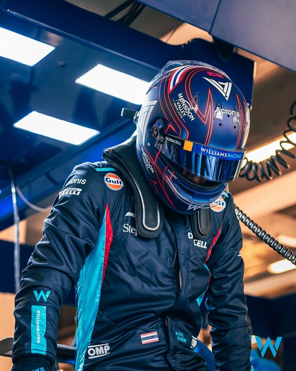 アレックス・アルボンの2023年F1ヘルメット（BELL製ヘルメット）