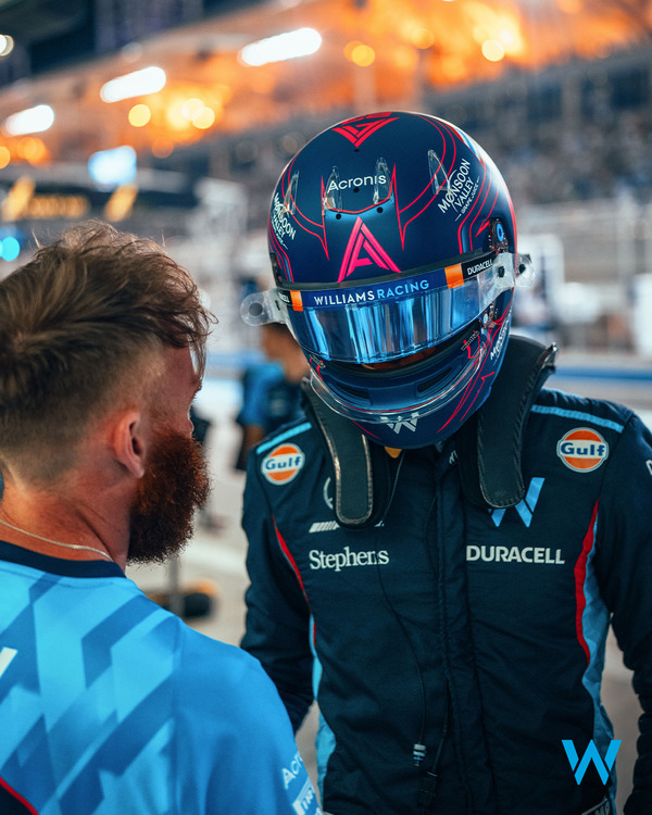 アレックス・アルボンの2023年F1ヘルメット（BELL製ヘルメット）