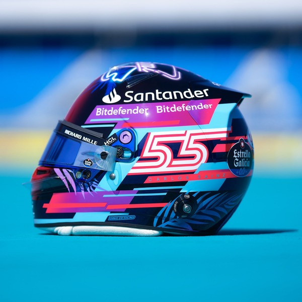 カルロス・サインツ、マイアミ仕様のヘルメット:2023年F1マイアミGP