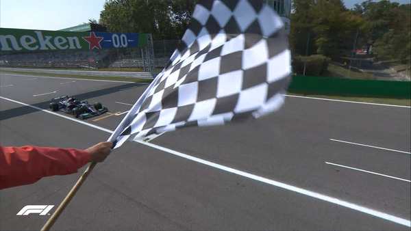 チェッカー・フラッグが振られる