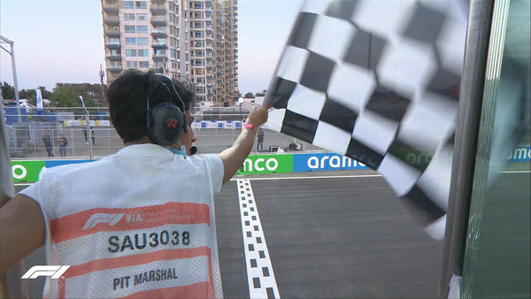 チェッカー・フラッグが振られる、2021年F1GP 122