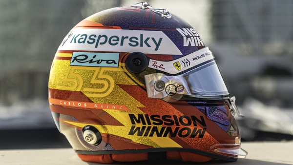 カルロス・サインツJr.、2021年F1アブダビGP用のヘルメット・デザイン