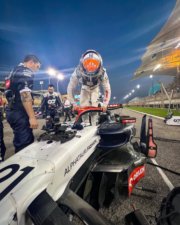 ニック・デ・フリース 2023年F1ヘルメット（BELL製ヘルメット）