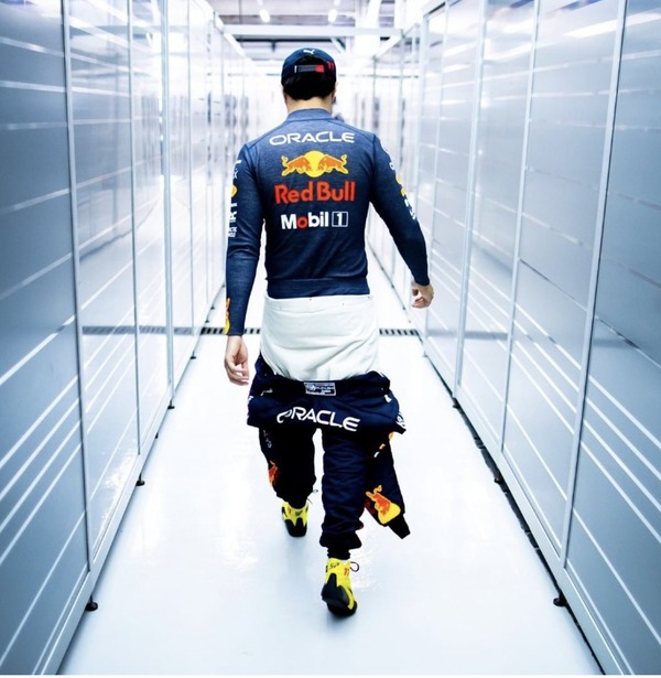 セルジオ・ペレスの2022年F1レーシングスーツ