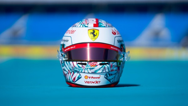 シャルル・ルクレール、マイアミ仕様のヘルメット：2023年F1マイアミGP