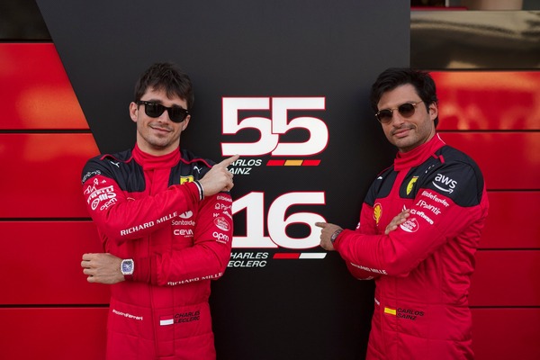 カルロス・サインツとシャルル・ルクレールの2023年F1レーシングスーツとF1レーシングブーツ