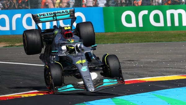 ハミルトンのレースは、アロンソとの接触後、ノーズダイブをした:2022年F1ベルギーGP