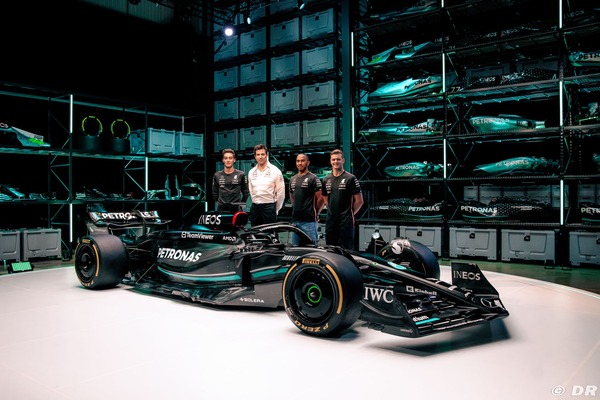 トト・ヴォルフ(メルセデスF1チーム代表)、ジョージ・ラッセル、ルイス・ハミルトン、ミック・シューマッハ、メルセデスW14