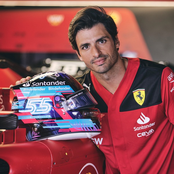 カルロス・サインツ、マイアミ仕様のヘルメット:2023年F1マイアミGP