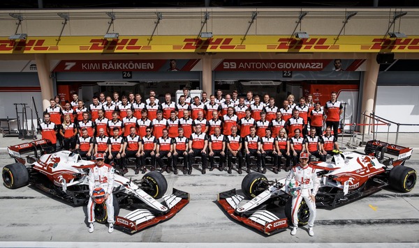 アルファロメオ・レーシング・オーレン、F1シーズン前の記念集合写真