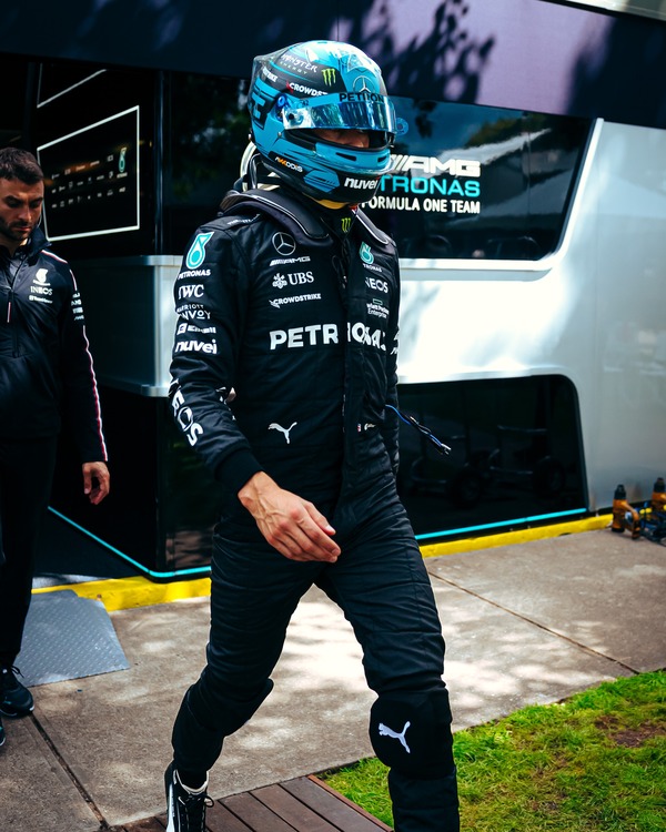 ジョージ・ラッセル 2023年F1ヘルメット（BELL製ヘルメット）レギュラーカラー