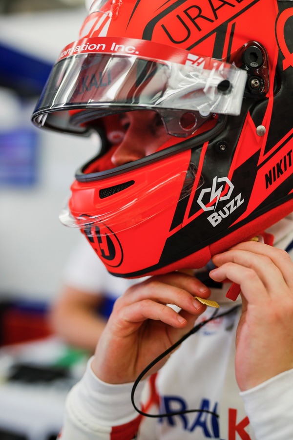 ニキータ・マゼピン（ハース）2021年F1ヘルメット