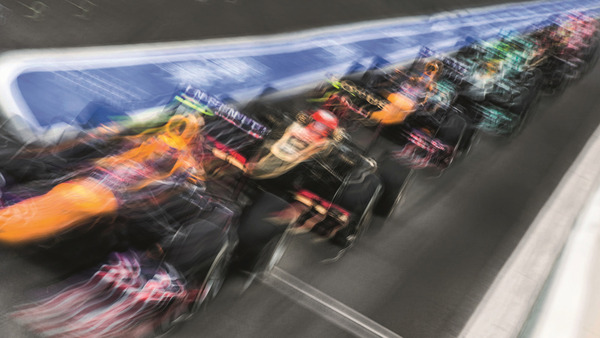 ピットレーンから出ていくF1マシン