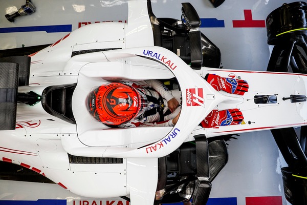 ニキータ・マゼピン（ハース）2021年F1ヘルメット