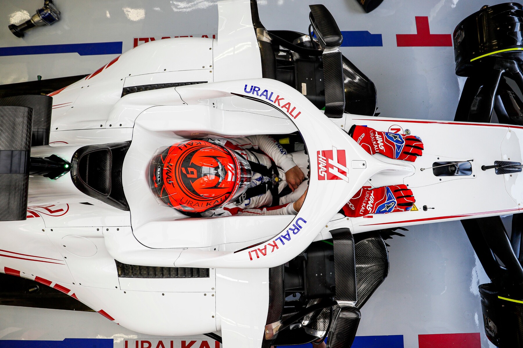 最も 割引 ニキータ・マゼピン(ハース)2021年F1ヘルメット : F1通信jp F1