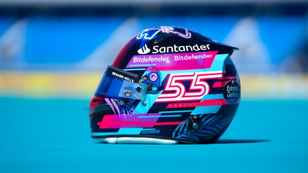 カルロス・サインツ、マイアミ仕様のヘルメット:2023年F1マイアミGP
