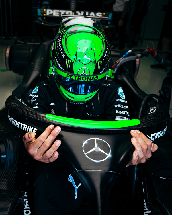 ジョージ・ラッセル 2023年F1ヘルメット（BELL製ヘルメット）開幕戦バーレーンGP仕様