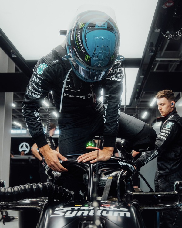 ジョージ・ラッセル 2023年F1ヘルメット（BELL製ヘルメット）レギュラーカラー